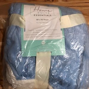 BNWT Throw Blanket